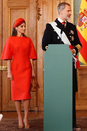 La reine Letizia d'Espagne dans une robe Carolina Herrera à Stockholm, le 25 novembre 2021