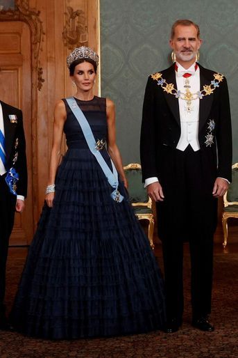 La reine Letizia d'Espagne dans une robe du soir H&M Conscious Exclusive à Stockholm, le 24 novembre 2021