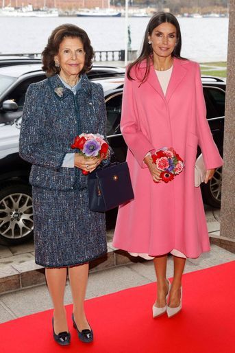 La reine Letizia d'Espagne dans un manteau Carolina Herrera à Stockholm, le 25 novembre 2021