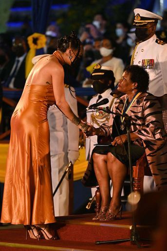 Rihanna (avec la présidente Sandra Mason) lors de la cérémonie d'investiture présidentielle pour marquer la naissance d'une nouvelle république à la Barbade, à Bridgetown, le 29 novembre 2021 