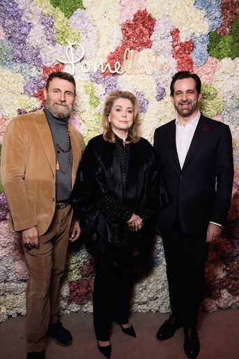 Vincenzo Castaldo, Catherine Deneuve et Stéphane Gerschel lors d'un événement pour la maison Pomellato à la galerie Colbert à Paris le 1er décembre 2021  