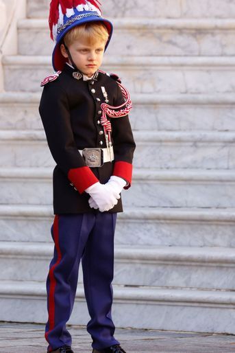 Le prince Jacques de Monaco dans son uniforme des carabiniers à Monaco, le 19 novembre 2021