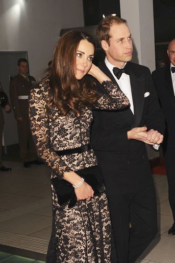 Kate Middleton en robe Temperley à Londres avec le prince William le 8 janvier 2012.