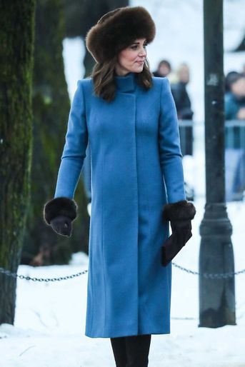 Kate Middleton visite un parc à Oslo le 1er février 2018 en manteau Catherine Walker.