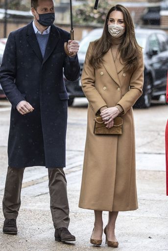 Kate Middleton en manteau Massimo Dutti à Londres le 18 mars 2021.