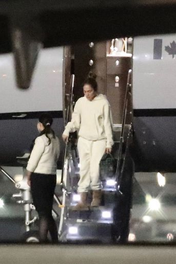 Jennifer Lopez descend d'un jet-privé à Los Angeles le 19 novembre 2021