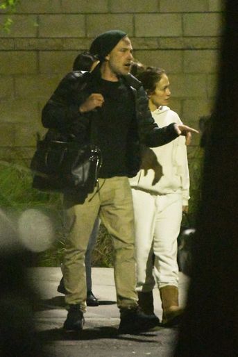 Ben Affleck et Jennifer Lopez dans un aéroport de Los Angeles le 19 novembre 2021