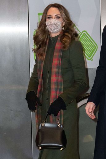 Kate Middleton en manteau Alexander McQueen à Londres le 6 décembre 2020.
