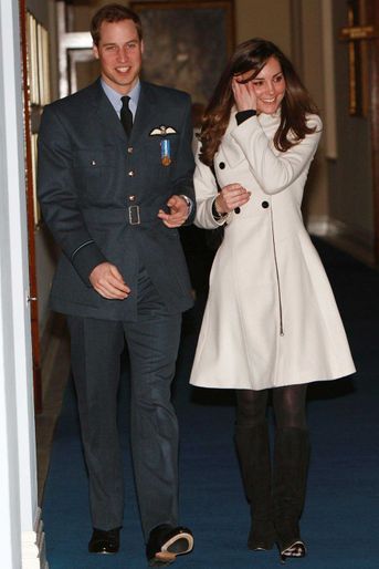 Kate Middleton en avril 2008 portant un manteau Reiss. 