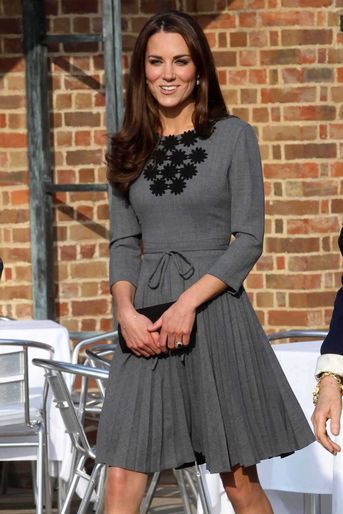 Kate Middleton à Londres le 15 mars 2012 portant une robe grise Orla Kiely.