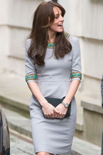 Kate Middleton portant sa robe Matthew Williamson à Londres le 18 novembre 2015.