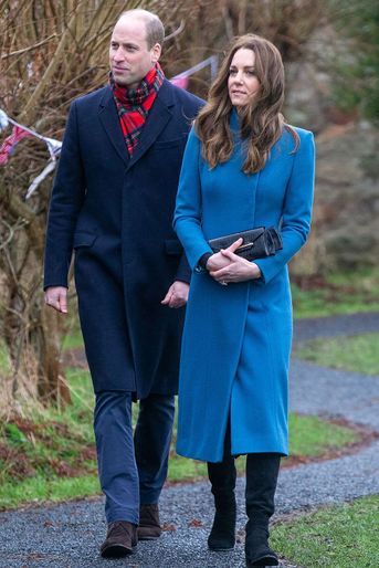 Kate Middleton à l&#039;église Holy Trinity en Angleterre le 7 décembre 2020 en manteau Catherine Walker.
