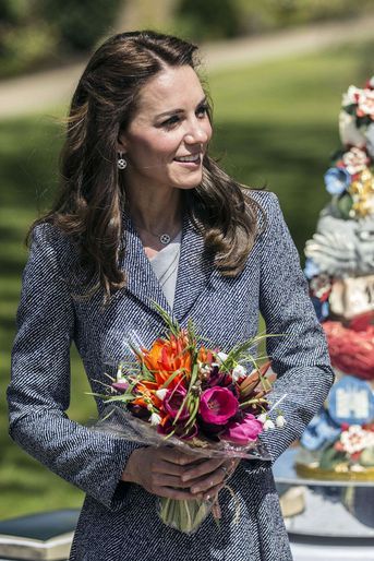 Kate Middleton dans son manteau Michael Kors le 4 mai 2016 à Londres. 