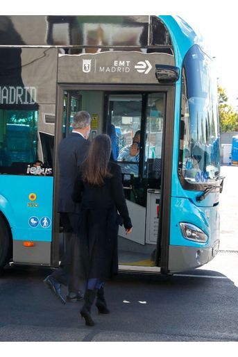 La reine Letizia et le roi Felipe VI d'Espagne montent à bord d'un bus urbain à Madrid, le 15 novembre 2021