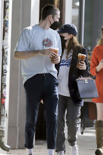Dylan Arnold et Victoria Pedretti dans les rues de Los Angeles le 7 novembre 2021
