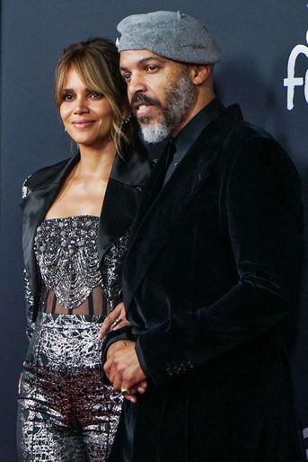 Halle Berry et Van Hunt lors de l'avant-première du film «Bruised» à Los Angeles le 13 novembre 2021. 