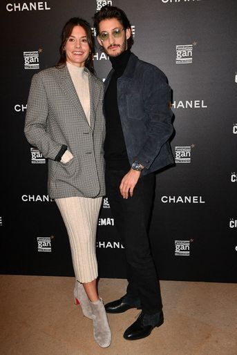 Natasha Andrews et Pierre Niney à l'avant-première du film «Amants» à Paris le 15 novembre 2021