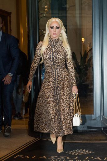 Lady Gaga (en robe Valentino) à Milan le 12 novembre 2021