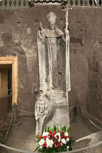 Statue de sel du Jean-Paul II dans la mine de sel de Wieliczka.