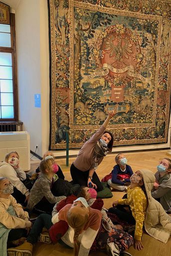 De jeunes polonais visitent l’exposition de tapisseries du château de Wawel.
