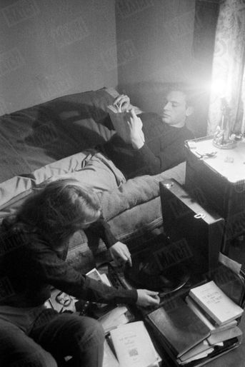 Nadine et Jean-Louis Trintignant dans leur appartement à Paris, en décembre 1958.