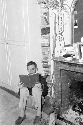 Jean-Louis Trintignant dans son appartement à Paris, en décembre 1958.