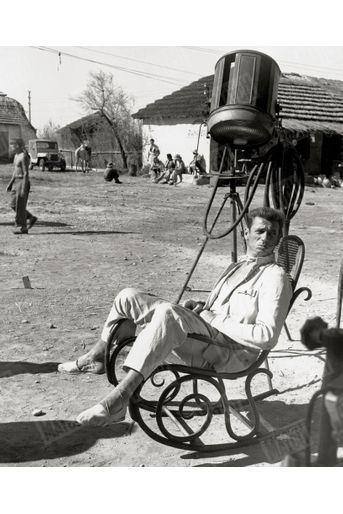 Yves Montand sur le tournage du film "Le salaire de la peur" d'Henri-Georges Clouzot, dans l'ancien camp de Saliers en Camargue. Eté 1951.