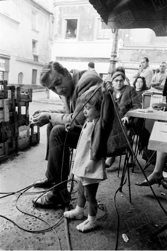 Yves Montand sur le tournage du film "La guerre est finie" d'Alain Resnais en avril 1966.