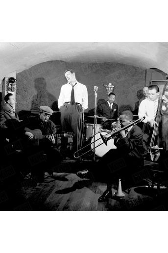 Yves Montand dans la cave du cabaret-théâtre "La Rose rouge", à Saint-Germain-des-Prés, en octobre 1957.