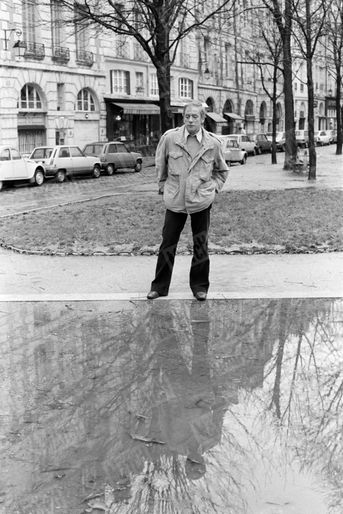 Yves Montand devant son appartement place Dauphine à Paris, en décembre 1979. Il travaille à un nouveau album tandis que le film "I comme Icare" d'Henri Verneuil sort sur les écrans.
