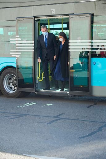 La reine Letizia et le roi Felipe VI d'Espagne à leur descente d'un bus urbain à Madrid, le 15 novembre 2021