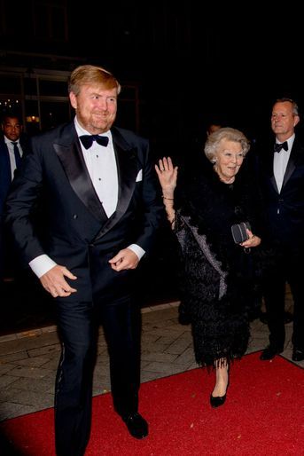 Le roi Willem-Alexander des Pays-Bas et sa mère la princesse Beatrix à Amsterdam, le 15 novembre 2021