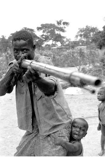 Janvier 1963, un homme armé d’un fusil montre son soutien aux combattants de Bob Denard, peu avant leur défaite à Kolwezi.