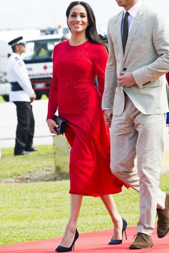 Meghan Markle (en robe Self-Portrait) et le prince Harry aux îles Tonga en octobre 2018.