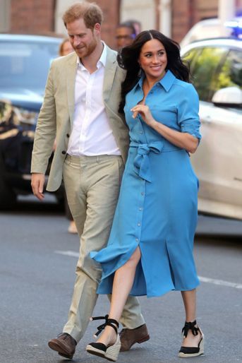 Meghan Markle (en robe Veronica Beard) et le prince Harry à Cape Town en septembre 2019.  