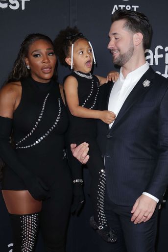 Serena Williams et son mari Alexis Ohanian avec leur fille Olympia lors de l&#039;avant-première du film «King Richard» le 14 novembre 2021 à Los Angeles. 