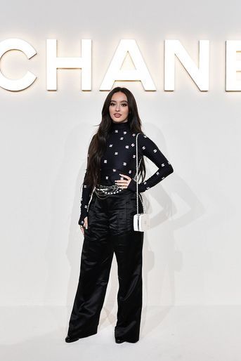 Faouzia au défilé Chanel Croisière 2021/2022 à Dubaï le 2 novembre 2021