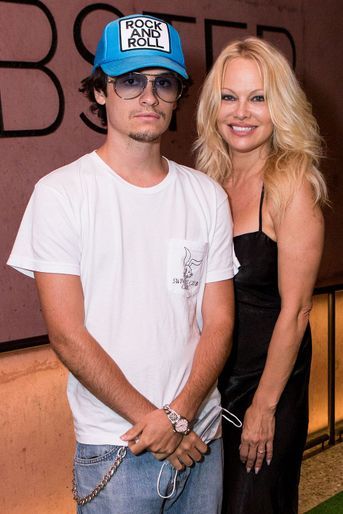 Pamela Anderson avec son fils Dylan Jagger à Los Angeles le 4 novembre 2021