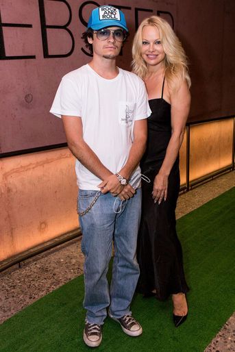 Pamela Anderson avec son fils Dylan Jagger à Los Angeles le 4 novembre 2021