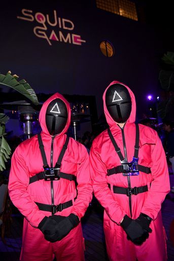 Des personnes déguisées en agent de la série «Squid Game» lors d'un événement pour la série Netflix à Los Angeles le 8 novembre 2021