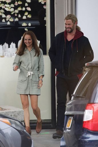 Natalie Portman et Chris Hemsworth sur le tournage du film «Thor : Love & Thunder» à Los Angeles le 1er novembre 2021