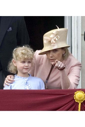 Lady Louise Windsor avec sa mère la comtesse Sophie de Wessex au balcon de Buckingham Palace, le 13 juin 2009