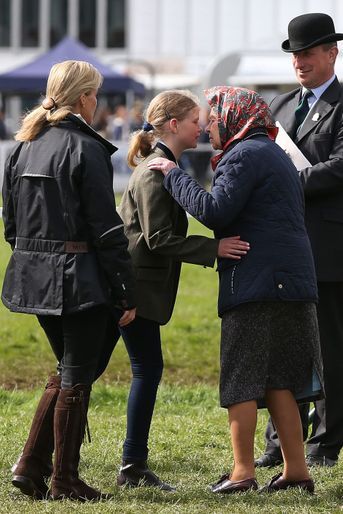 Lady Louise Windsor avec sa grand-mère la reine Elizabeth II et sa mère la comtesse Sophie de Wessex, le 15 mai 2015