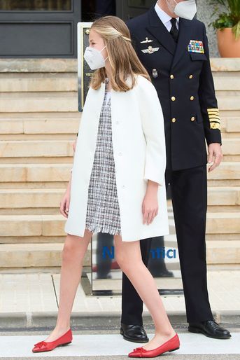 La princesse Leonor d'Espagne dans un manteau Adolfo Dominguez de la reine Letizia, le 22 avril 2021