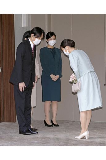 La princesse Mako du Japon quitte ses parents le prince Fumihito d'Akishino et la princesse Kiko et sa sœur la princesse Kako, à Tokyo le 26 octobre 2021
