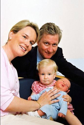 La princesse Elisabeth de Belgique pose avec son petit frère, le prince Gabriel, le 22 août 2003