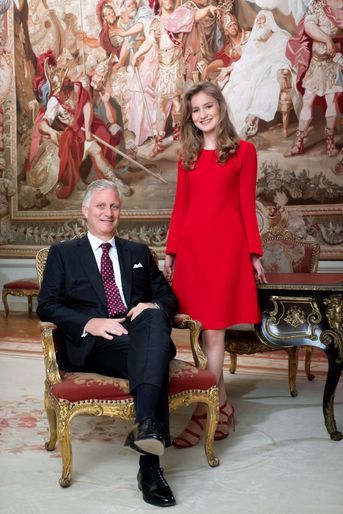 La princesse héritière Elisabeth de Belgique prend la pose le 23 octobre 2019 à côté de son père le roi des Belges Philippe pour l&#039;un des portraits de ses 18 ans, célébré deux jours plus tard
