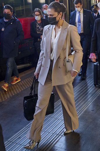 La princesse Victoria de Suède dans un tailleur pantalon By Malina à Rome, le 19 octobre 2021