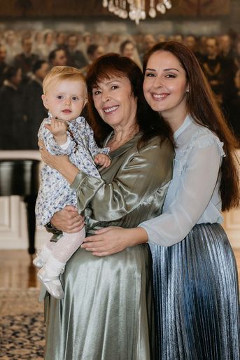 La princesse Geraldine d'Albanie avec sa mère la princesse Elia et sa grand-mère maternelle l'actrice Yllka Muji à Tirana, le 22 octobre 2021