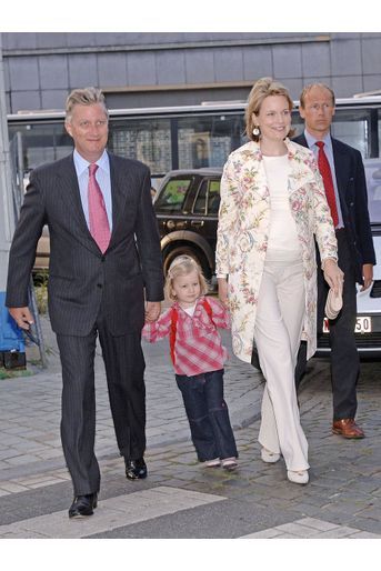 Premier jour d&#039;école, accompagnée par ses parents, pour la princesse Elisabeth de Belgique, le 1er septembre 2005